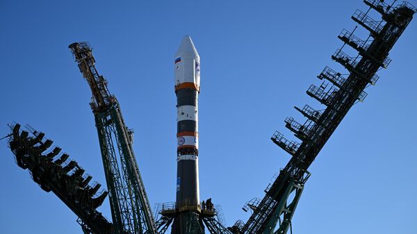 مركبة الإطلاق سويوز 2.1b التي تحمل قمر Resurs-P في منصة الإطلاق في قاعدة بايكونور الفضائية - سبوتنيك عربي