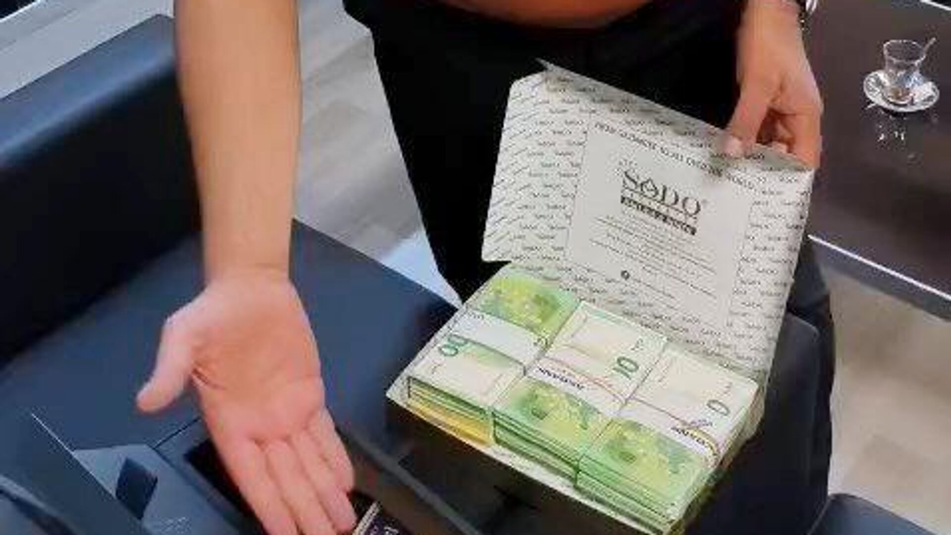 تركيا اليوم بقلاوة بنكهة اليورو.. شاهد ما اكتشفته الشرطة التركية أثناء توقيف رئيس بلدية (صور) بقلاوة تركية بحشوة إضافية بآلاف اليوروهات... فيديو - 05.07.2025, سبوتنيك عربي
