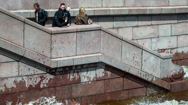 Горожане наблюдают подъем уровня воды в реке Неве - سبوتنيك عربي