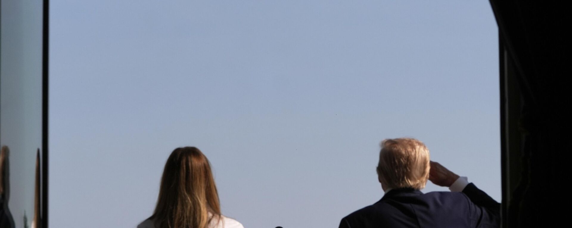 ترامب برفقة زوجته ميلانيا يلقي التحية للمقاتلات الشبحية أثناء مرورها فوق البيت الأبيض
 - سبوتنيك عربي, 1920, 03.03.2026