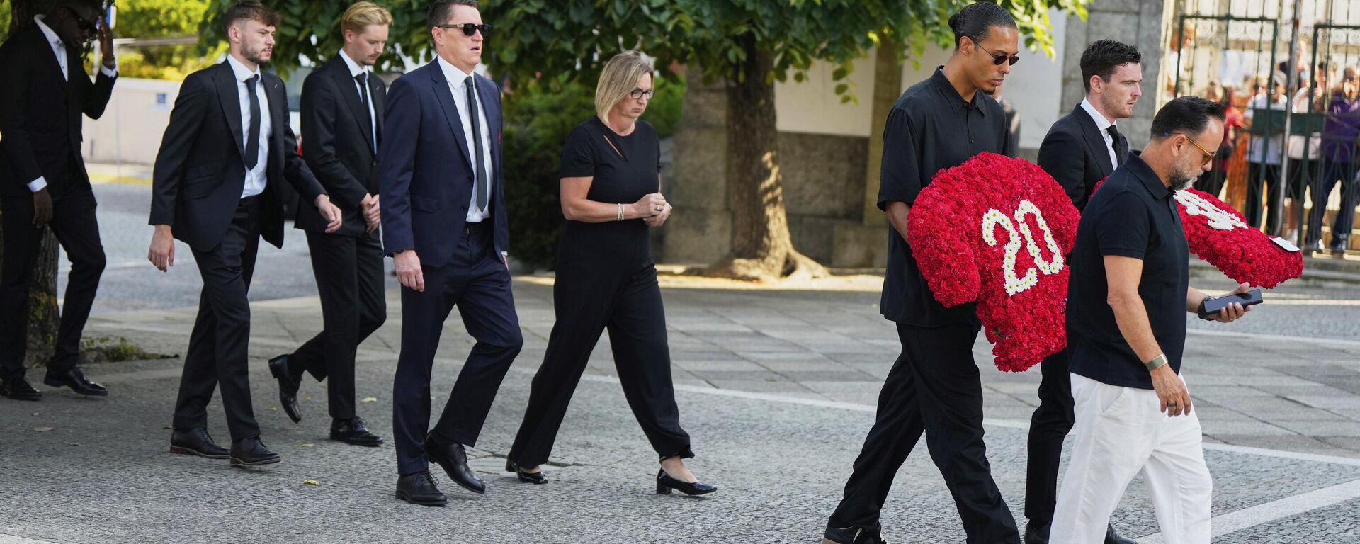 لاعبو ليفربول يسيرون إلى الكنيسة لحضور جنازة زميلهم ديوغو جوتا وشقيقه أندريه سيلفا، في غوندومار، بالقرب من بورتو، البرتغال، يوم السبت، 5 يوليو 2025.  - سبوتنيك عربي, 1920, 08.07.2025