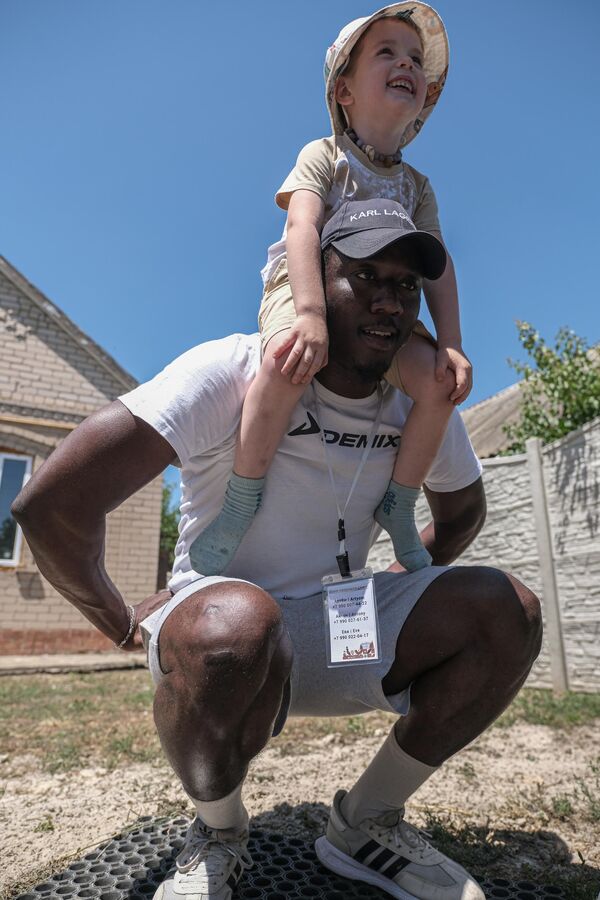 متطوع أفريقي وصل إلى مدينة ميليتوبول ضمن المشروع الإنساني الدولي "متطوعو السلام"، وقدم الوفد، الذي ضم ممثلين عن جمهورية تشاد، وجمهورية الكاميرون، وجمهورية توغو، وجمهورية ساحل العاج، الدعم لكبار السن والأسر الكبيرة في مقاطعة زابوروجيه. - سبوتنيك عربي