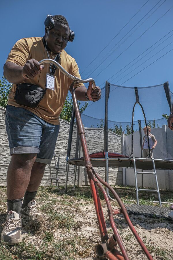 متطوع أفريقي يقوم بحراثة أرض في مدينة ميليتوبول في مقاطعة زابوروجيه، ضمن المشروع الإنساني الدولي "متطوعو السلام" لتقديم الدعم لكبار السن والأسر الكبيرة في مقاطعة زابوروجيه. - سبوتنيك عربي