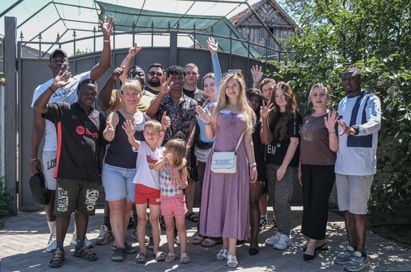 صورة جماعية لمتطوعين  من أفريقيا وصلوا إلى مدينة ميليتوبول ضمن المشروع الإنساني الدولي "متطوعو السلام" لتقديم الدعم لكبار السن والأسر الكبيرة في مقاطعة زابوروجيه. - سبوتنيك عربي