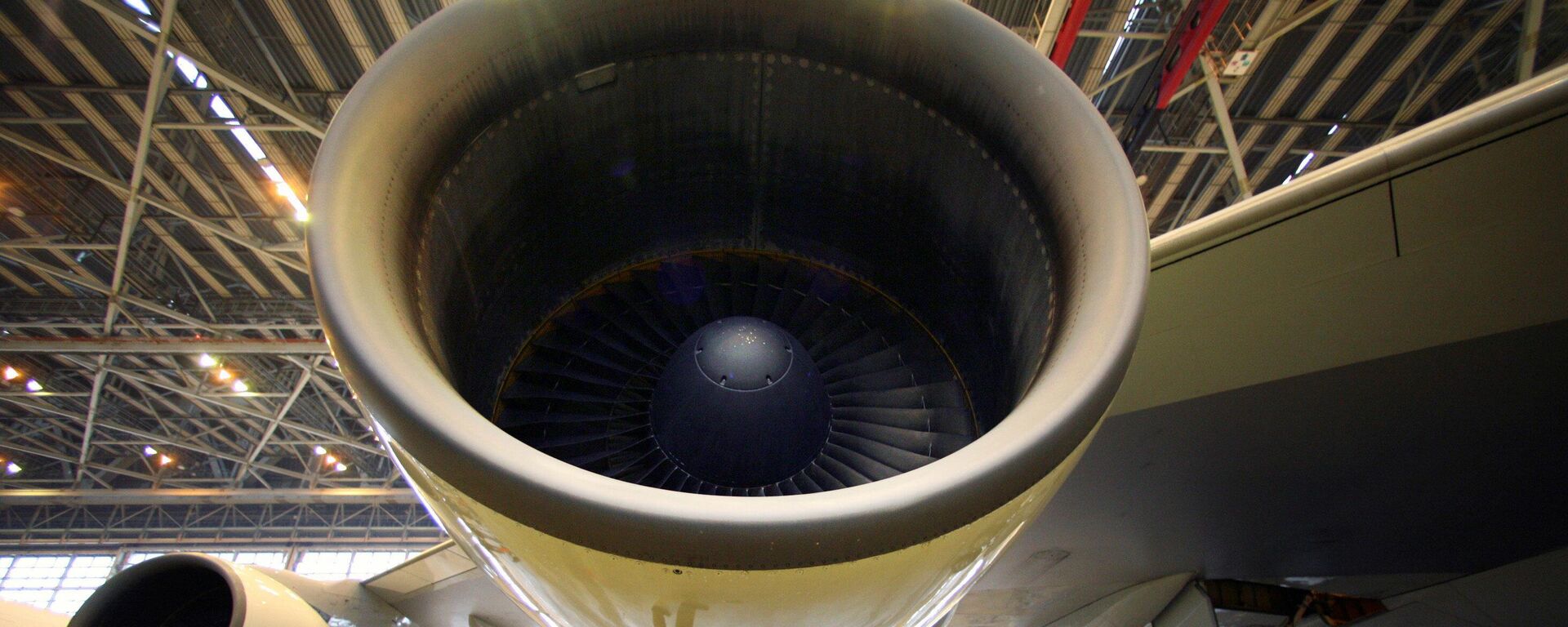 موظف يفحص محرك طاائرة  - سبوتنيك عربي, 1920, 08.07.2025