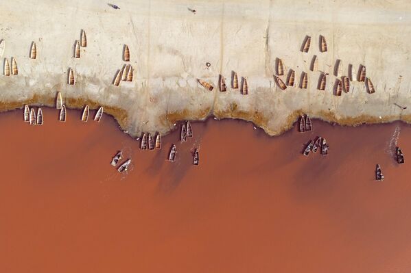 قوارب تبحر في بحيرة ريتبا، على بُعد نحو 35 كيلومترا من داكار في السنغال. - سبوتنيك عربي