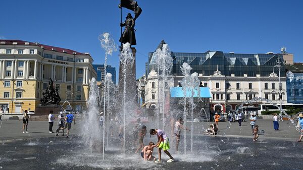 Горожане возле сухого фонтана на Центральной площади во Владивостоке - سبوتنيك عربي