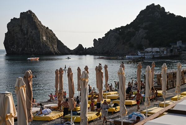 مصطافون يستمتعون بوقتهم على الشاطئ في سيميز. - سبوتنيك عربي