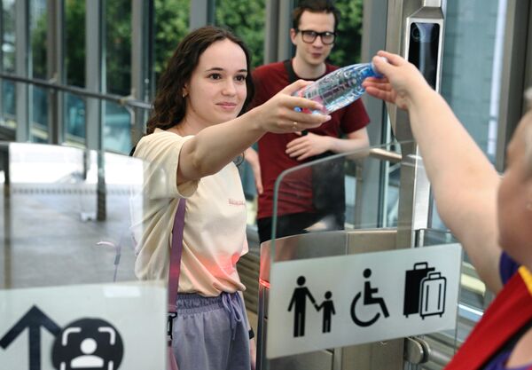 خلال توزيع المياه المعبأة على الركاب في بهو محطة فيليفسكي بارك،  في مترو موسكو. - سبوتنيك عربي