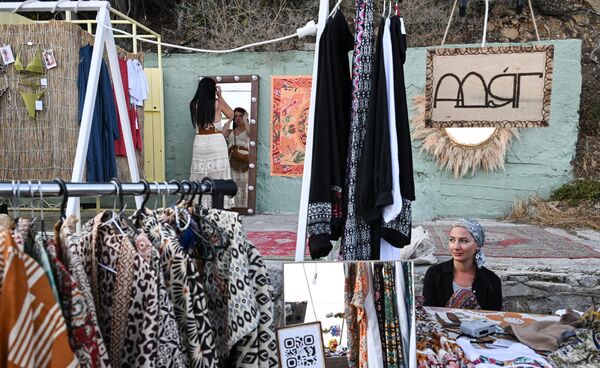 فتاة تجرب عصابة رأس في معرض بالقرب من شاطئ سيميز. - سبوتنيك عربي