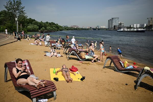 خلال استراحة المصطافين على ضفة قناة موسكو في حديقة سيفيرنوي توشينو. - سبوتنيك عربي