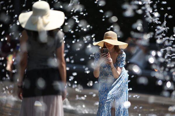 شابتان تلتقطان الصور التذكارية في حديقة كراسنودار.  - سبوتنيك عربي