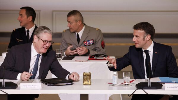 French President Emmanuel Macron, right, and Britain's Prime Minister Keir Starmer participate in the so-called Coalition of the willing summit at the Elysee Palace, Thursday, March 27, 2025. - سبوتنيك عربي