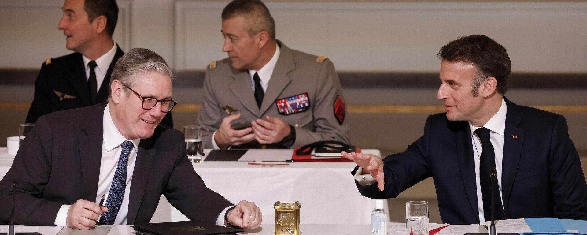 French President Emmanuel Macron, right, and Britain's Prime Minister Keir Starmer participate in the so-called Coalition of the willing summit at the Elysee Palace, Thursday, March 27, 2025. - سبوتنيك عربي, 1920, 09.07.2025