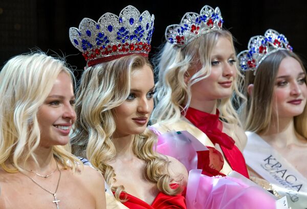 لقطة تجمع الفائزة بلقب ملكة &quot;جمال دونباس 2025 &quot; مع وصيفاتها. - سبوتنيك عربي