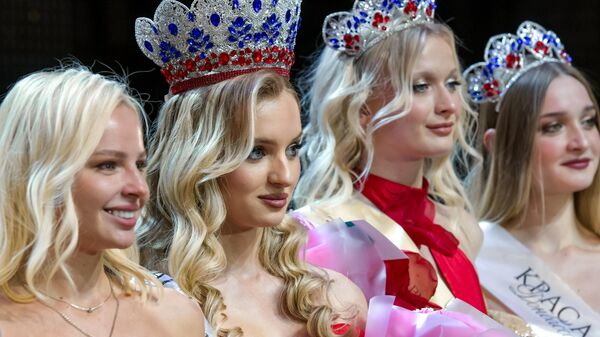 Победительница Межрегионального конкурса красоты Краса Донбасса - 2025 София Яицкова (вторая слева) в Центре славянской культуры в Донецке - سبوتنيك عربي
