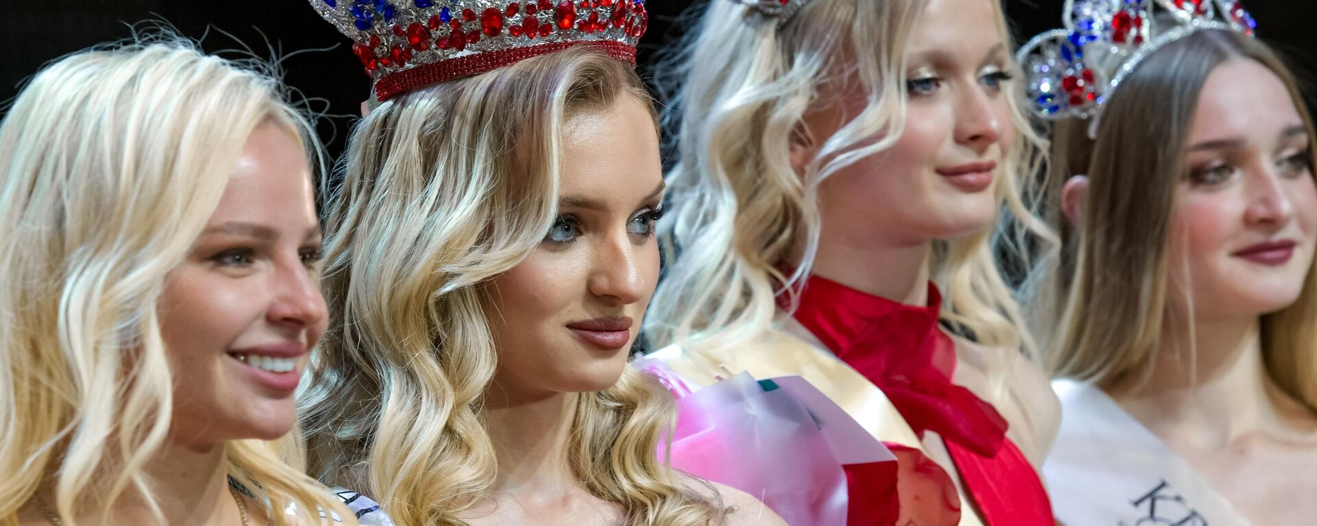 Победительница Межрегионального конкурса красоты Краса Донбасса - 2025 София Яицкова (вторая слева) в Центре славянской культуры в Донецке - سبوتنيك عربي, 1920, 10.07.2025