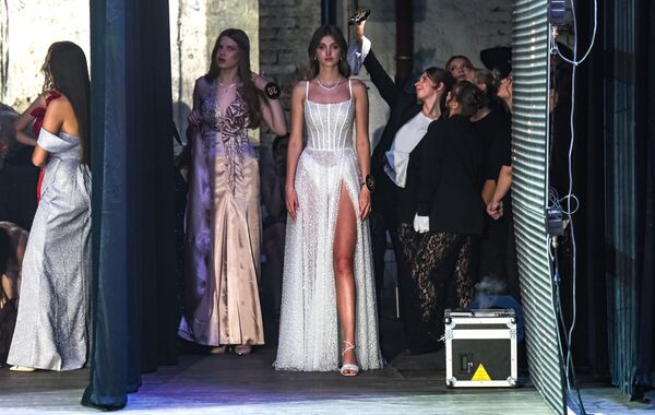 خلال استعداد المشاركات لعرض أزياء بفساتين السهرة. - سبوتنيك عربي