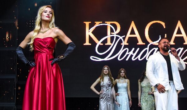 المشاركات في المسابقة يتألقن بفساتين السهرة المصممة وفق أحدث صيحات الموضة. - سبوتنيك عربي