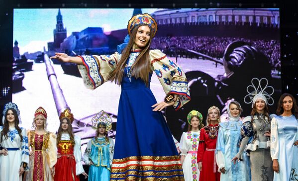 المشاركات يستعرضن أجمل الأزياء الوطنية في نهائي مسابقة الجمال. - سبوتنيك عربي