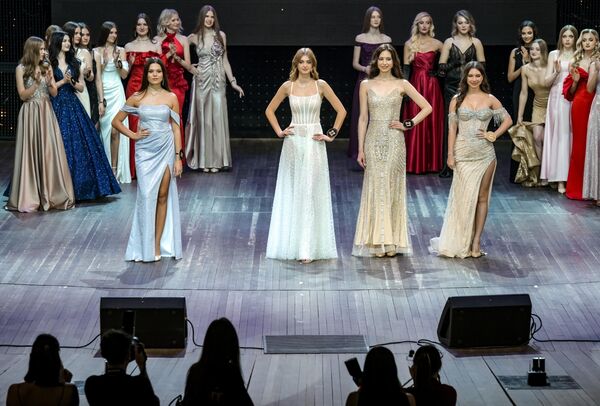 المتسابقات يرتدين فساتين السهرة في العرض الأخير، قبل الإعلان عن الفائزة بلقب ملكة الجمال.  - سبوتنيك عربي