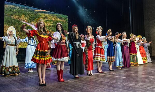 خلال عرض للمشاركات وهن يرتدين  الأزياء الوطنية المزركشة، التي تحاكي الهوية التراثية الأصيلة.   - سبوتنيك عربي