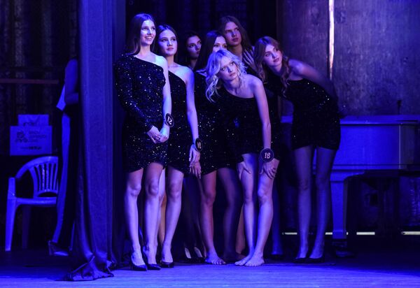 لقطة تظهر المتسابقات في الكواليس يرصدن تفاعل الحضور مع العروض.  - سبوتنيك عربي