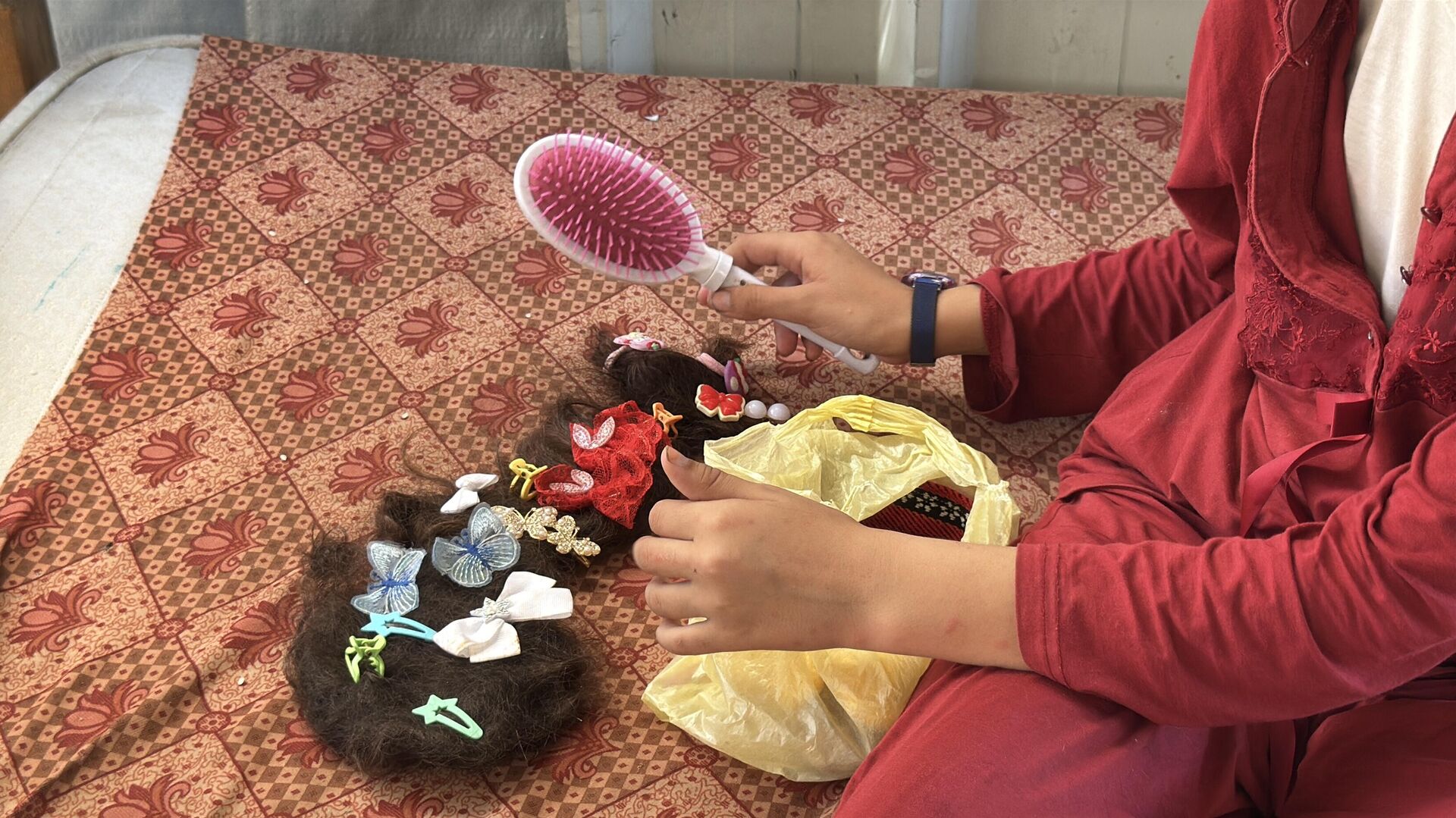 طفلة فلسطينية تحلم بعودة شعرها الذي أحرقته قذائف الحرب  - سبوتنيك عربي, 1920, 10.07.2025