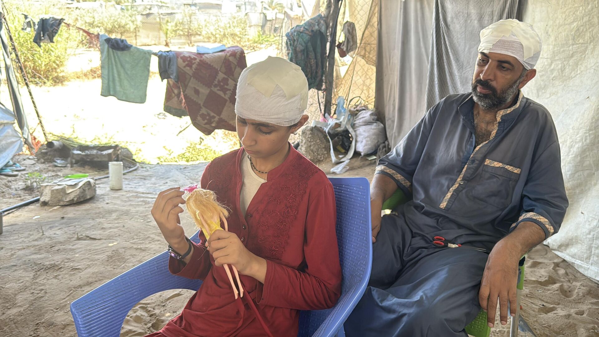 طفلة فلسطينية تحلم بعودة شعرها الذي أحرقته قذائف الحرب  - سبوتنيك عربي, 1920, 10.07.2025