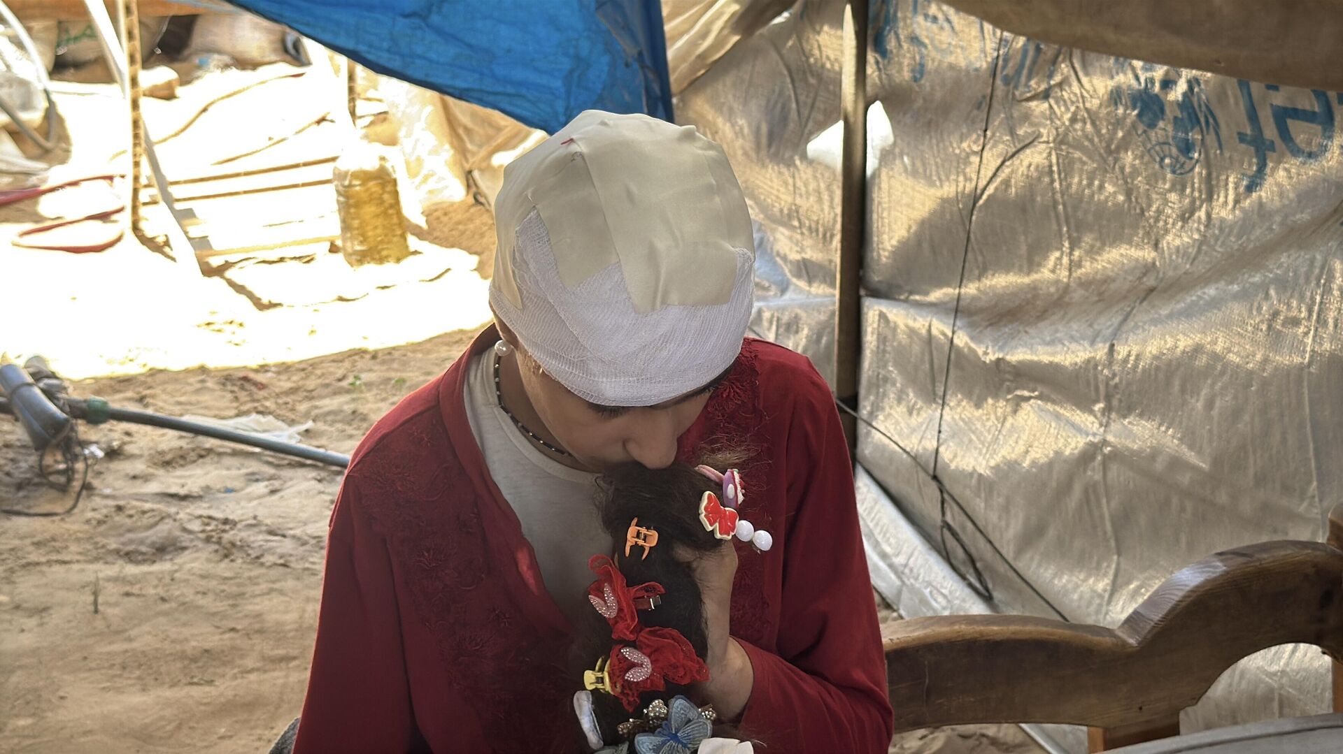 طفلة فلسطينية تحلم بعودة شعرها الذي أحرقته قذائف الحرب  - سبوتنيك عربي, 1920, 10.07.2025