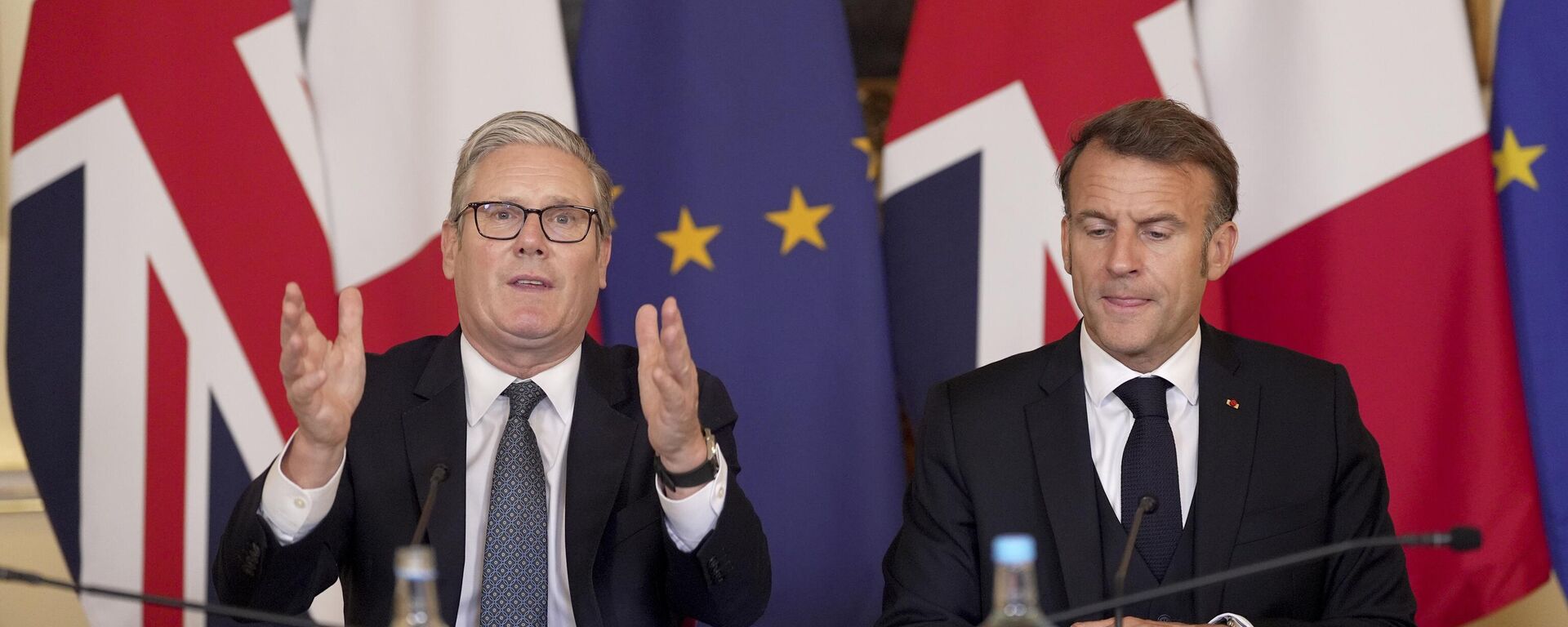 رئيس الوزراء البريطاني كير ستارمر والرئيس الفرنسي إيمانويل ماكرون - سبوتنيك عربي, 1920, 10.08.2025
