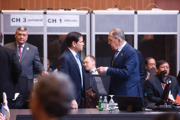  لافروف ووزيرالخارجية الأمريكي ماركو روبيو، يتبادلان أطراف الحديث على هامش أعمال &quot;اَسيان&quot; - سبوتنيك عربي