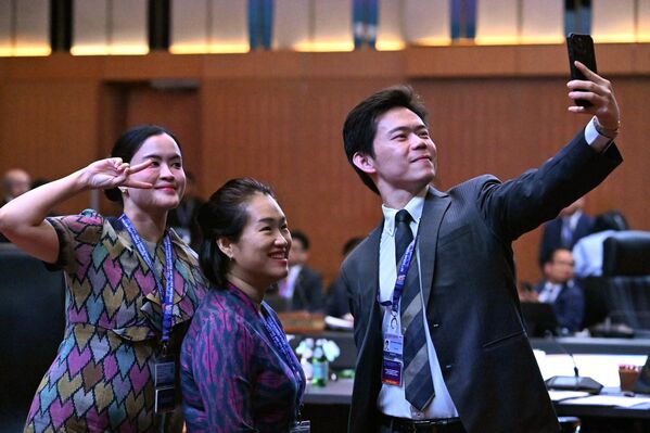 أعضاء الوفد التايلاندي يلتقطون صورة تذكارية،  قبيل بدء أعمال الاجتماع - سبوتنيك عربي