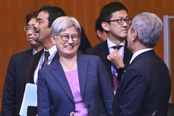 وزير الخارجية الياباني تاكيشي إيوايا، خلال حديثه مع وزيرة الخارجية الأسترالية بيني وونغ، على هامش أعمال الاجتماع - سبوتنيك عربي