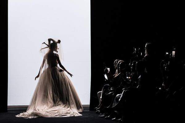 عارضة أزياء تسير على منصة عرض أزياء" روبرت وون" الراقية لموسم خريف/شتاء 2025/2026 في مسرح شاتليه، ضمن أسبوع الموضة في باريس. - سبوتنيك عربي