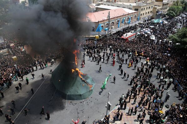 فنانون يحرقون خيمة لإحياء ذكرى الإمام الحسين ، حفيد النبي محمد ، وصحابته الـ 72 الذين قتلوا في معركة كربلاء، خلال مراسم الحداد في طهران، إيران. - سبوتنيك عربي