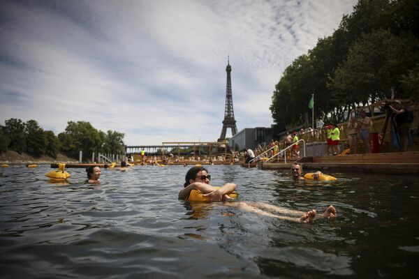 يستمتع الناس بالمياه في موقع السباحة الآمن في غرينيل على نهر السين في باريس، فرنسا - سبوتنيك عربي