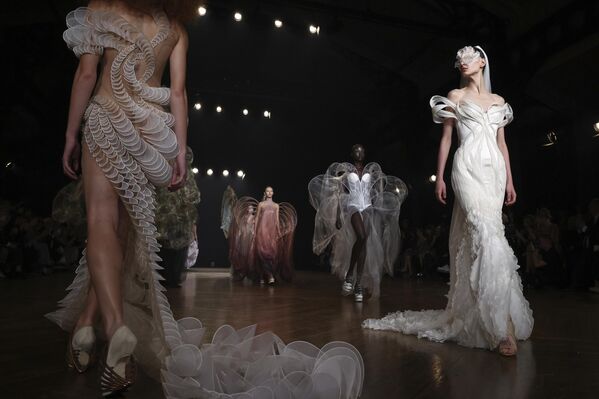 عارضات أزياء ضمن أسبوع الموضة في باريس. - سبوتنيك عربي