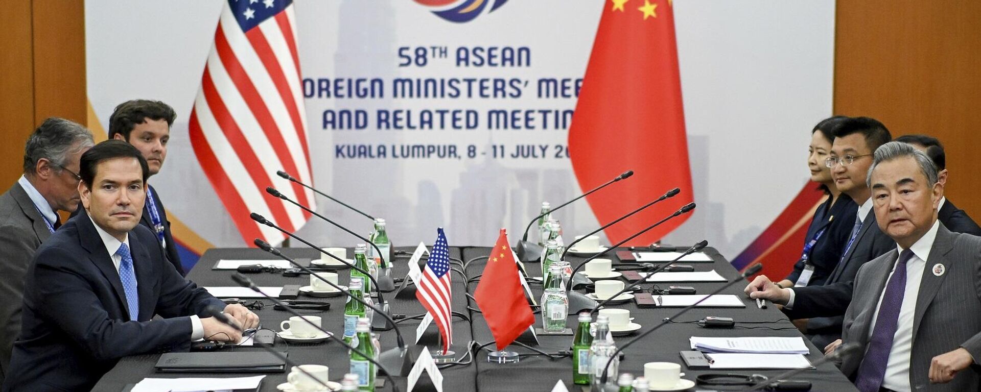 وزير الخارجية الصيني، وانغ يي، يلتقي نظيره الأمريكي، ماركو روبيو، على هامش فعاليات رابطة دول جنوب شرق آسيا (آسيان) في العاصمة الماليزية، 11 يوليو/ تموز 2025 - سبوتنيك عربي, 1920, 11.07.2025