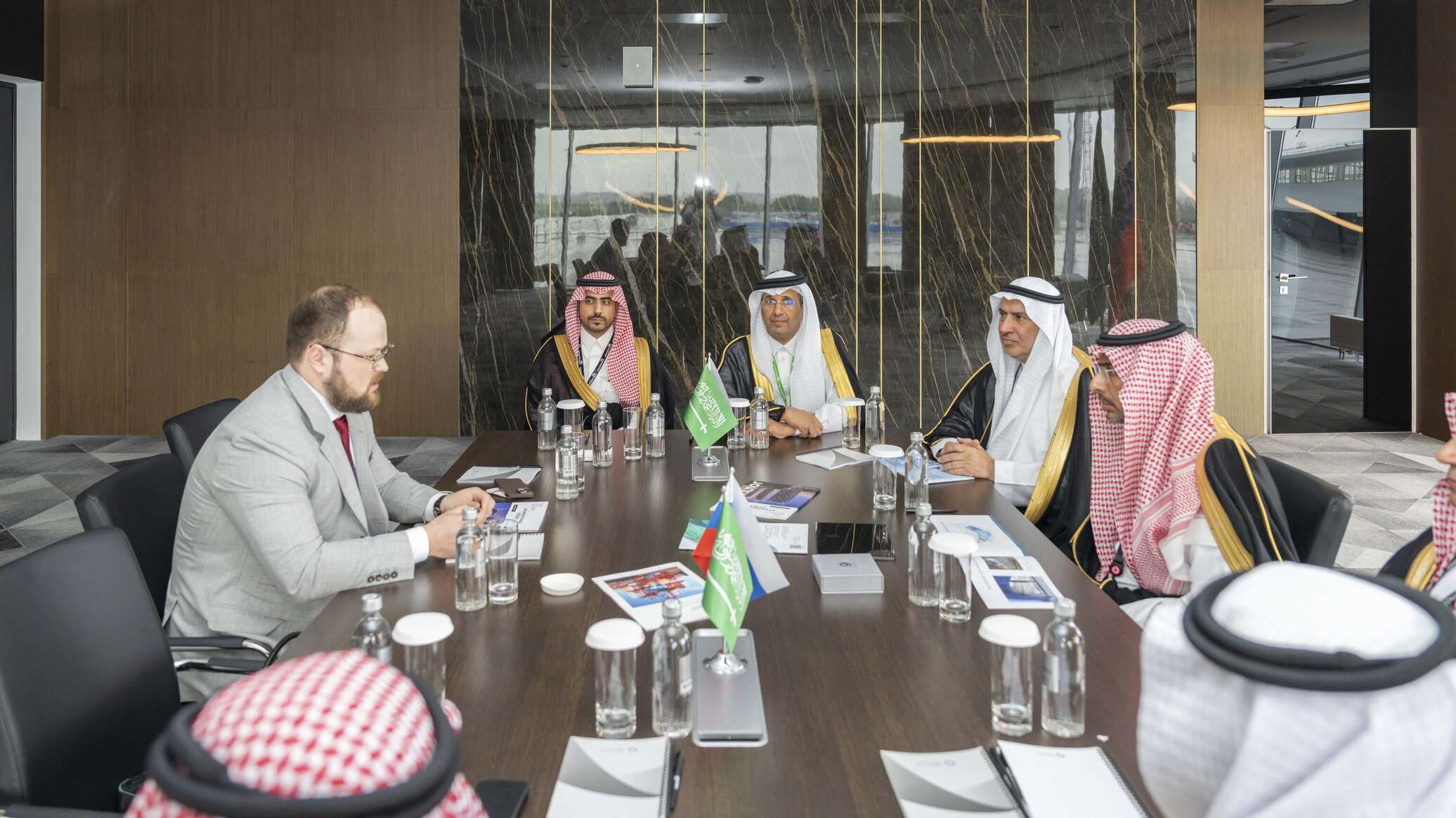 وزير الصناعة السعودي يعقد محادثات مع شركات روسية رائدة حول التعاون الصناعي والتعديني
