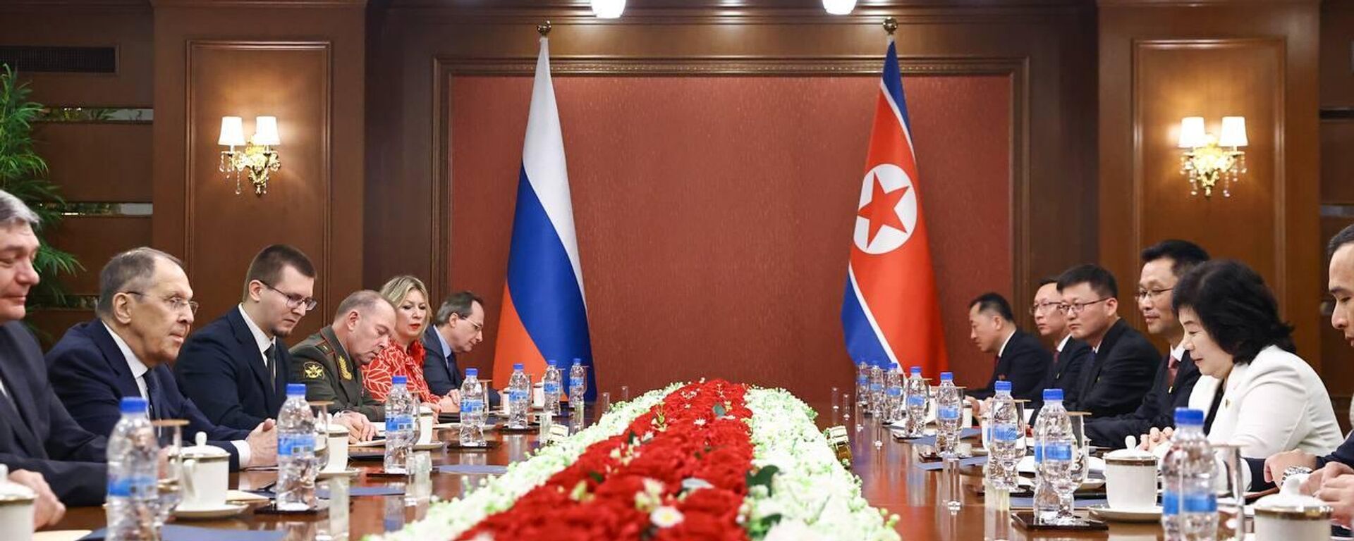 وزير الخارجية الروسي سيرغي لافروف يجري  محادثات مع وزير خارجية جمهورية كوريا الشعبية الديمقراطية تشوي سون - سبوتنيك عربي, 1920, 12.07.2025