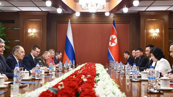 وزير الخارجية الروسي سيرغي لافروف يجري  محادثات مع وزير خارجية جمهورية كوريا الشعبية الديمقراطية تشوي سون - سبوتنيك عربي