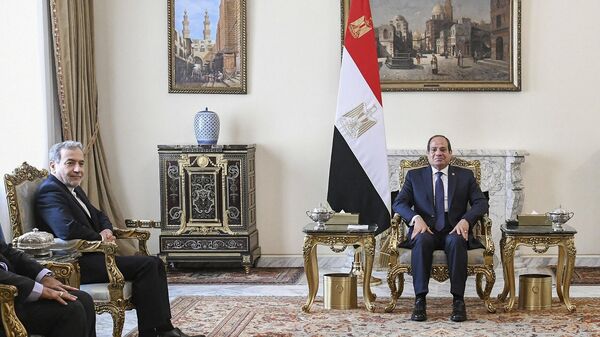 الرئيس المصري، عبد الفتاح السيسي، يستقبل وزير الخارجية الإيراني، عباس عراقجي، القاهرة، 17 أكتوبر/ تشرين الأول 2024 - سبوتنيك عربي