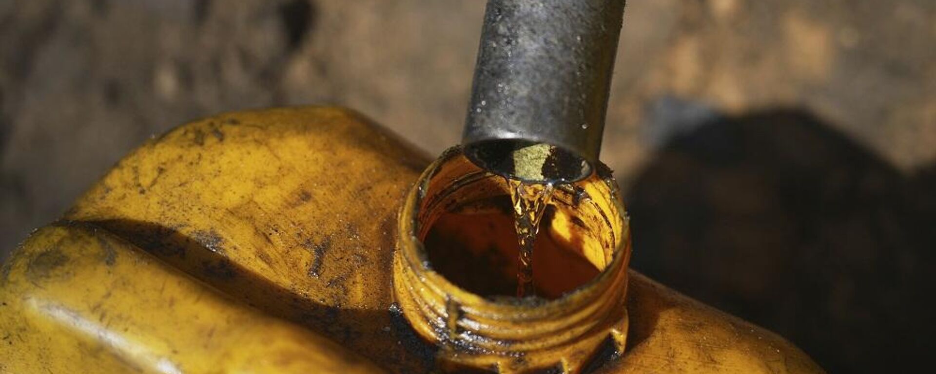 سكب وقود مصنوع من البلاستيك المذاب في وعاء لبيعه على طول طريق البحر جنوب مدينة غزة، 22 يونيو/ حزيران 2025 - سبوتنيك عربي, 1920, 12.07.2025