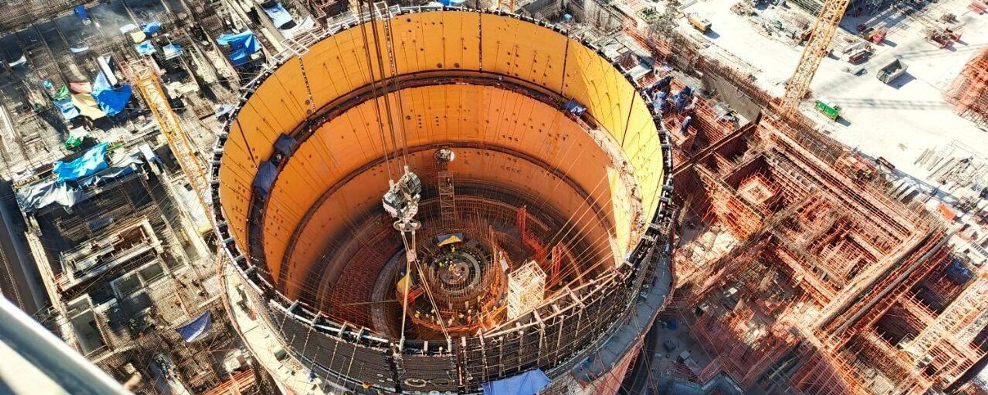 الانتهاء من تركيب المستوى الثالث من وعاء الاحتواء الداخلي لمبنى المفاعل بالوحدة النووية الثانية بمحطة الضبعة النووية - سبوتنيك عربي, 1920, 10.11.2025