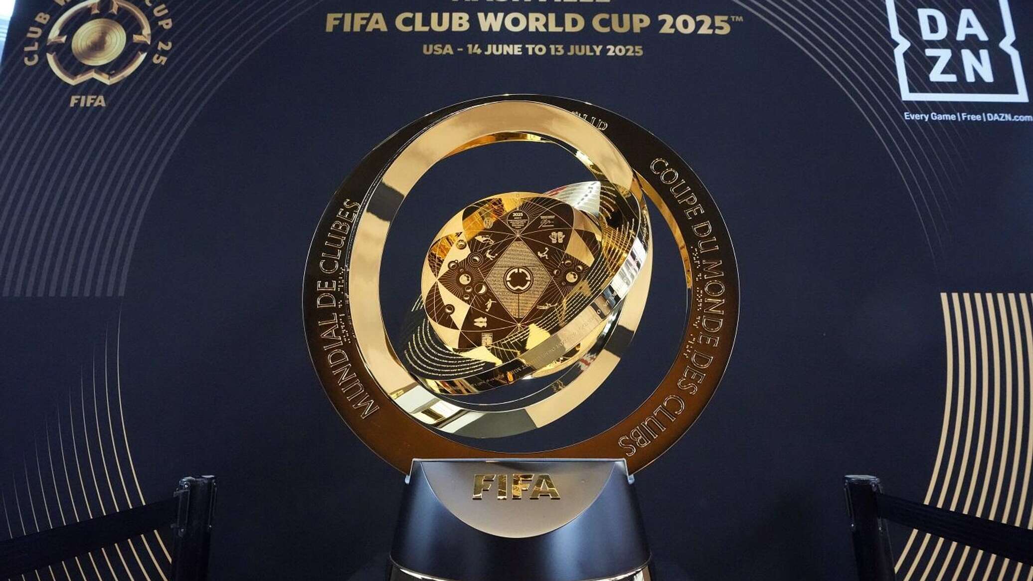 بعد استياء الإيرانيين منه... أول تعليق من حكم نهائي كأس العالم حول صورته المتداولة مع ترامب