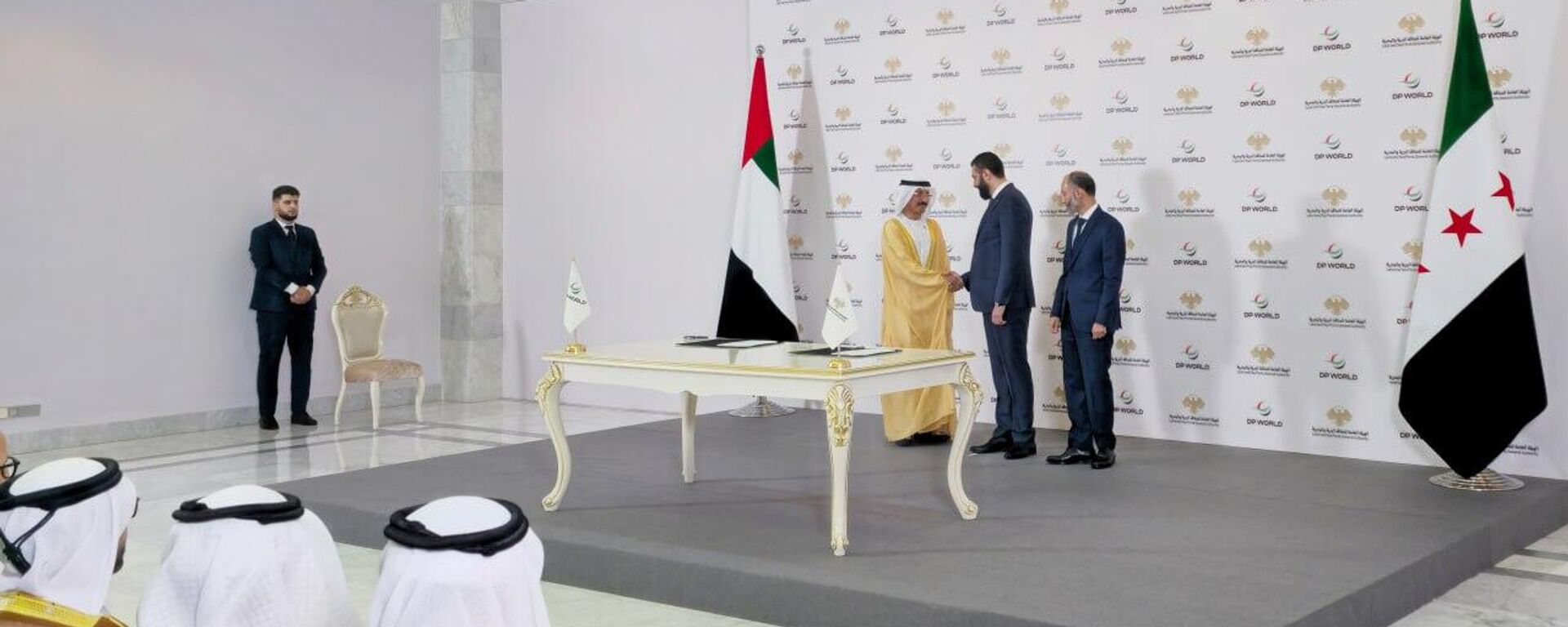 توقيع اتفاقية استراتيجية بقيمة استثمارية تبلغ 800 مليون دولار أمريكي بين الهيئة العامة للمنافذ البرية والبحرية في سوريا، ممثلة بالسيد قتيبة أحمد بدوي، وشركة موانئ دبي العالمية ممثلة بالسيد سلطان بن سليم، لاستثمار وتشغيل وتوسعة وإدارة ميناء طرطوس، وتطوير بنيته التشغيلية واللوجستية بما يتوافق مع المعايير الدولية، وذلك بحضور الرئيس السوري أحمد الشرع. - سبوتنيك عربي, 1920, 13.07.2025