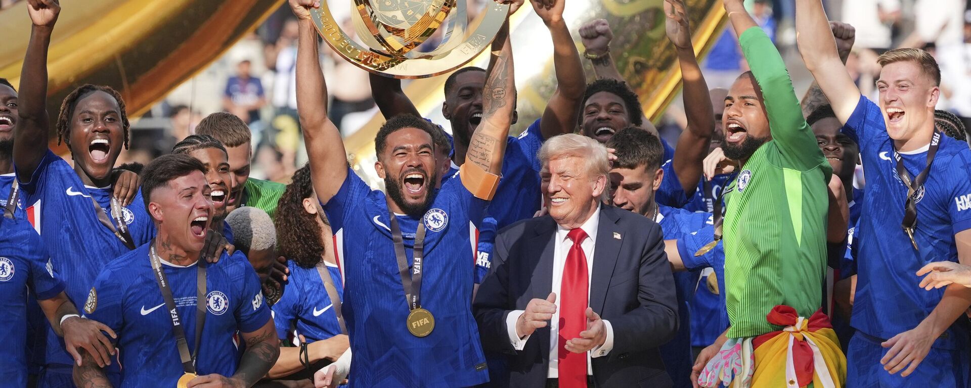 يرفع ريس جيمس (24) لاعب تشيلسي الكأس بينما يتابع الرئيس دونالد ترامب المباراة النهائية لكأس العالم للأندية لكرة القدم بين تشيلسي وباريس سان جيرمان في إيست روثرفورد، نيوجيرسي، الأحد 13 يوليو/تموز 2025 - سبوتنيك عربي, 1920, 13.07.2025