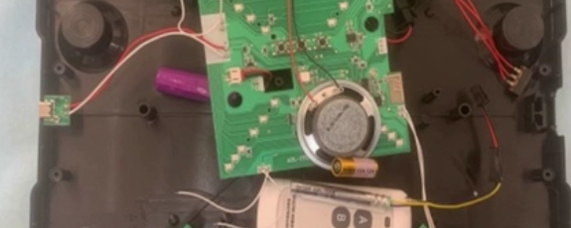 جهاز تفجير ضبطه الأمن الفيدرالي الروسي مع مخربة في القرم - سبوتنيك عربي, 1920, 14.07.2025