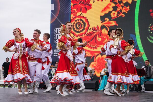 فنانون يؤدون عروضهم في المهرجان السادس للجمعية الجغرافية الروسية "عجائب روسيا" في حديقة زاريادي في موسكو. - سبوتنيك عربي